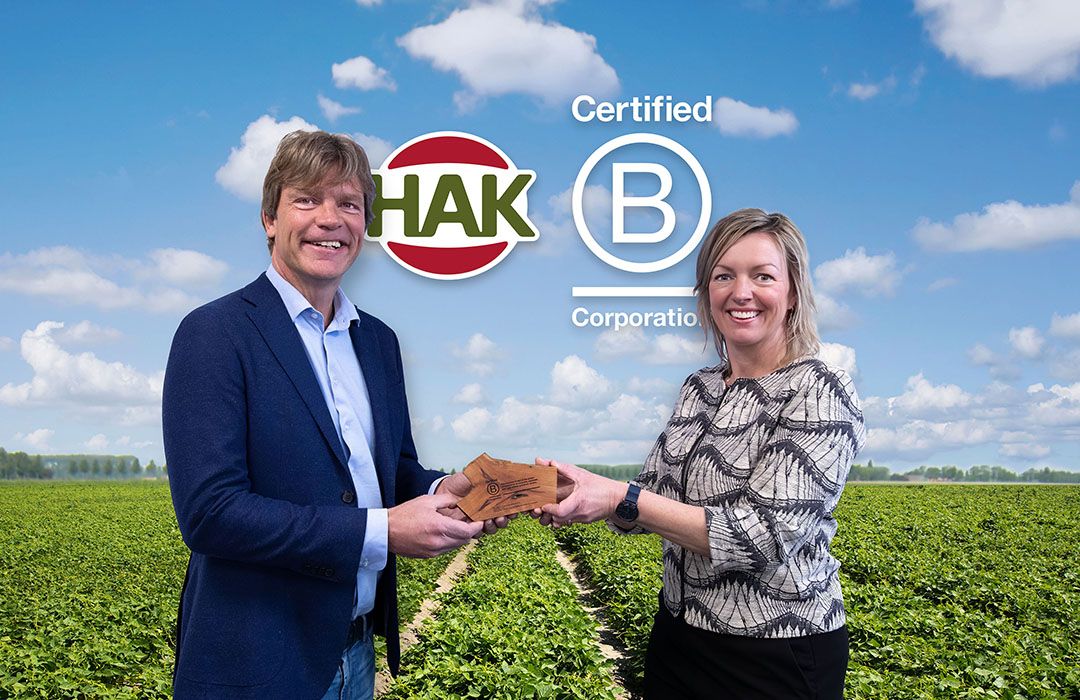 Timo Hoogeboom (HAK) ontvangt B Corp-certificering van Tessa van Soest (B Lab Benelux). Foto: HAK