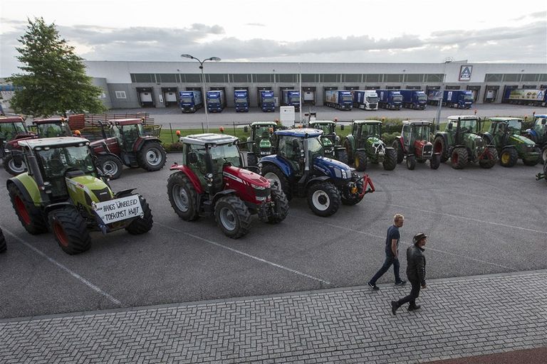 Zo'n 300 boeren hebben zondagavond het terrein rond het distributiecentrum van Aldi in Groenlo bezet. Foto: ANP - Vincent Jannink