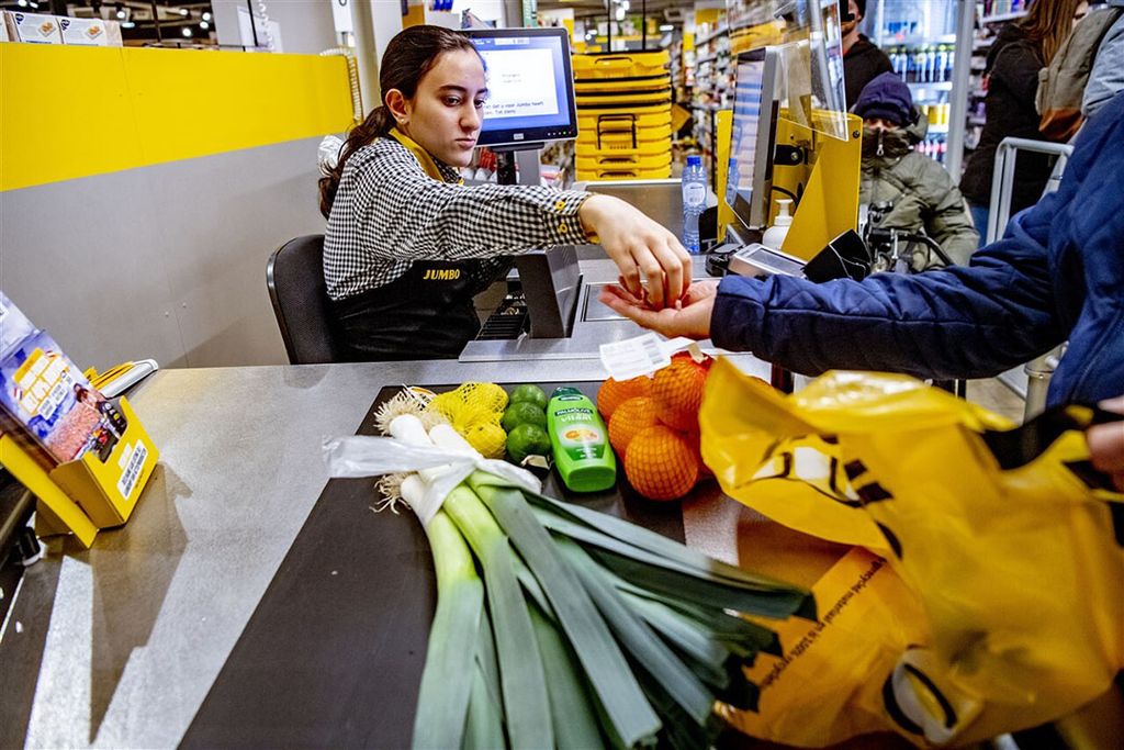 De torenhoge inflatie en stijgende voedselprijzen zijn mede debet aan het historisch lage consumentenvertrouwen. - Foto: ANP