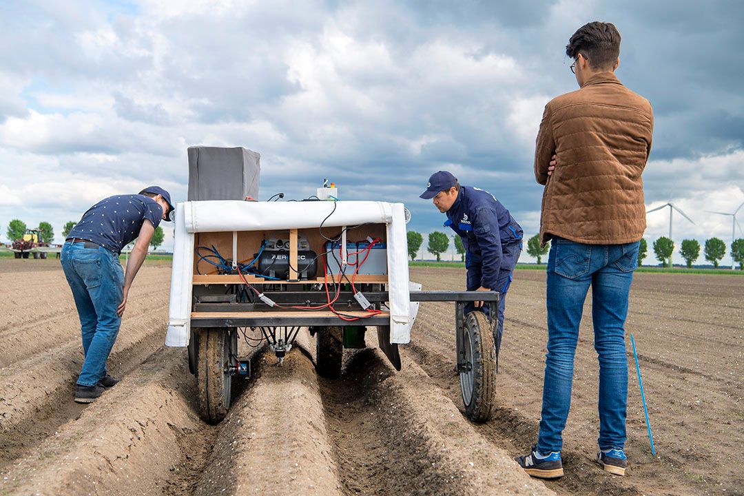 De moderne tuinbouw vraagt ook veel technisch personeel. - Foto: Cor Salverius Fotografie