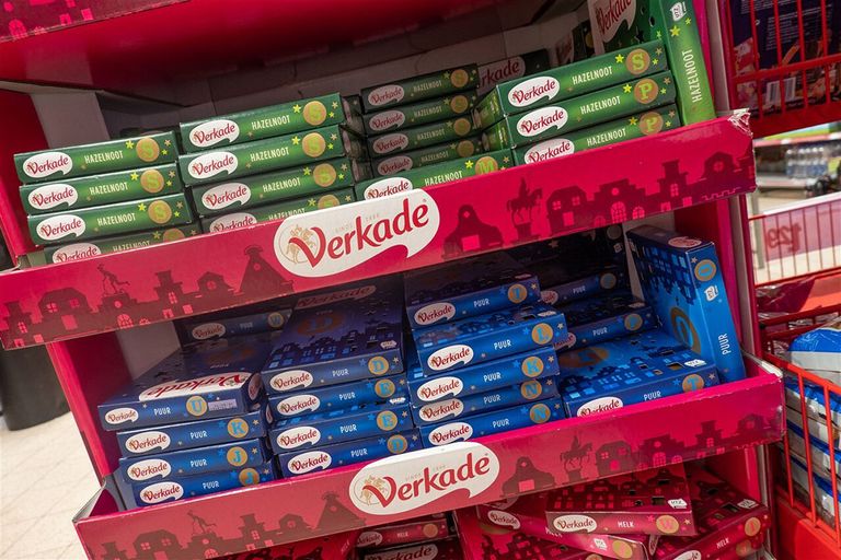 Fabrikant Verkade verwerkt in de chocolade en koekjes voortaan alleen nog Faitrade cacao.Chocoladeletters van Verkade in de supermarkt. - Foto: ANP