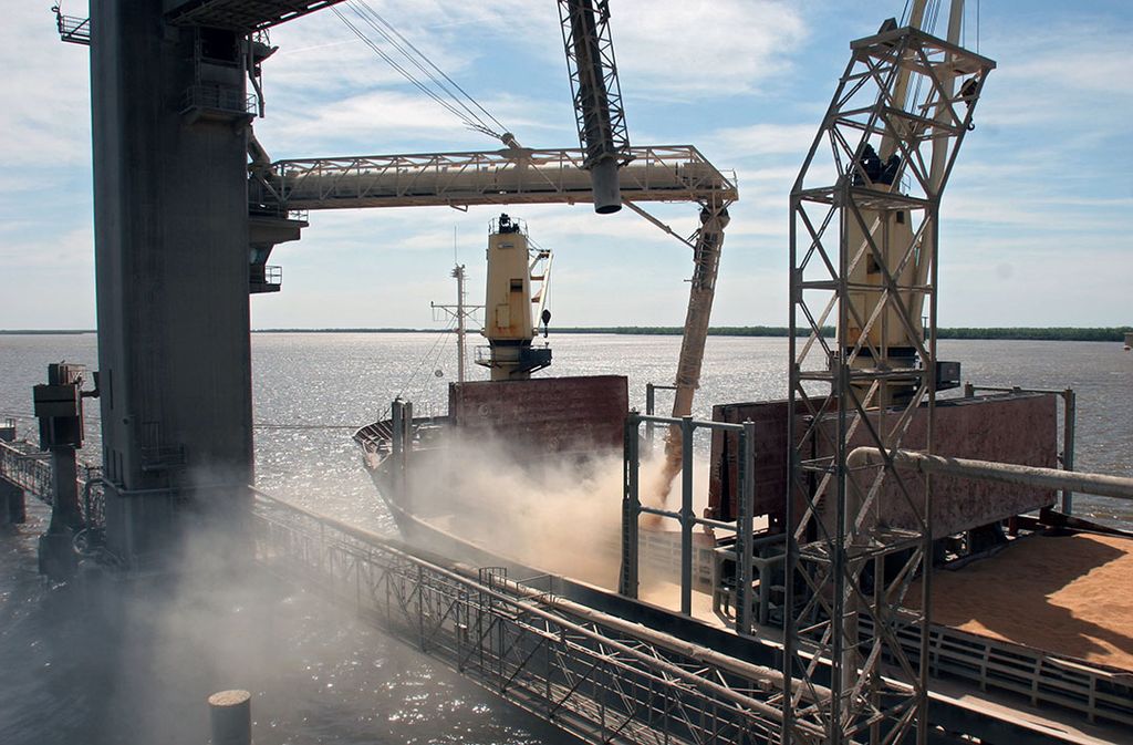Een schip met soja wordt geladen in de haven van het Argentijnse Genaral Lagos. De belasting op export is fors verhoogd, tot onvrede van Argentijnse boeren. - Foto: ANP