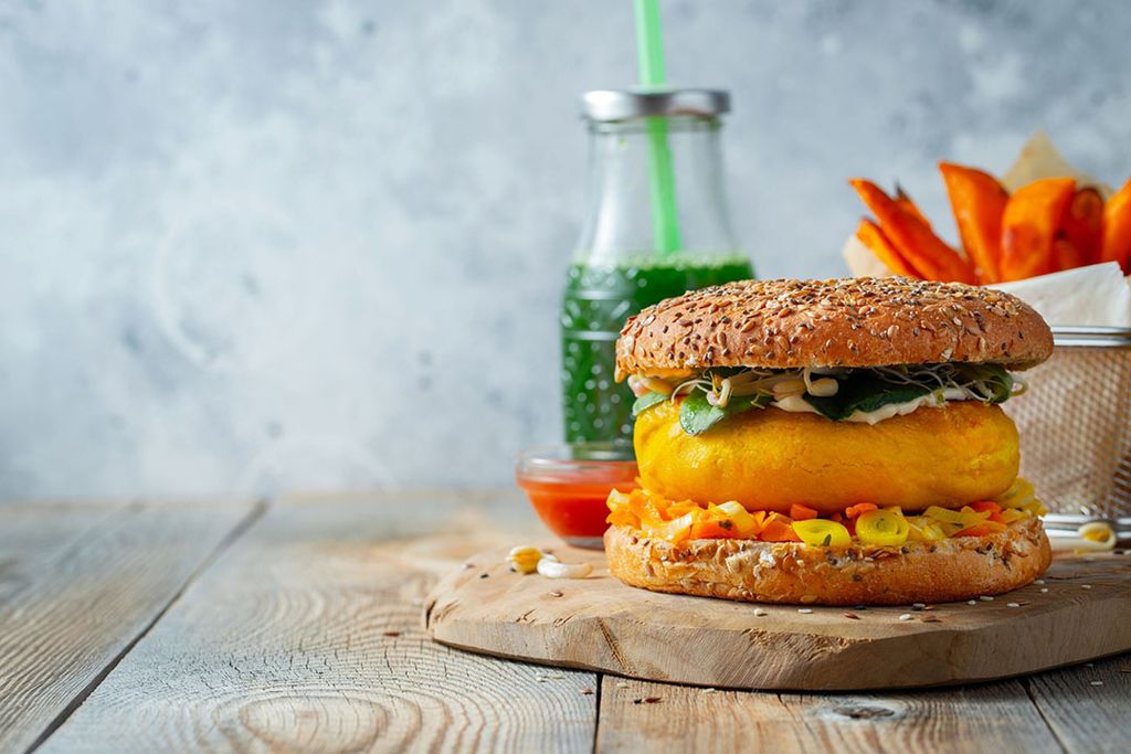 Met 35% zeewier in een vegetarische burger kan het milieueffect met tot 60% worden verlaagd ten opzichte van reguliere vegaburgers met soja en tarwe. - Foto: Canva