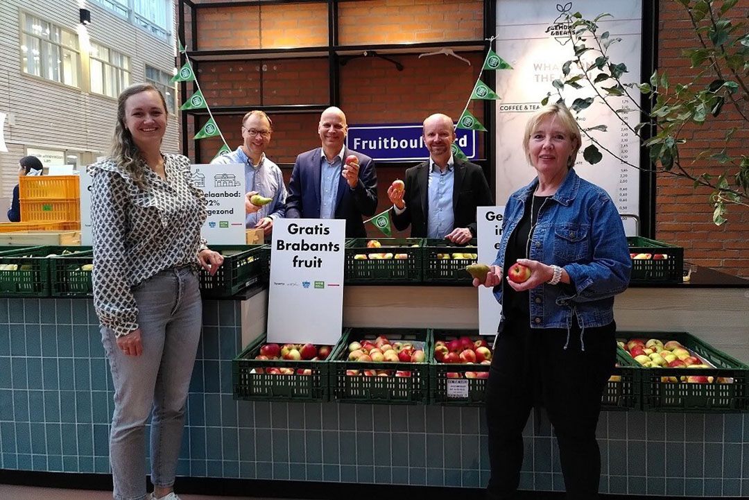 Tijdens de Dutch Food Week worden allerlei leuke, publieksvriendelijke activiteiten opgezet. V.l.n.r.:  Simone Luijten (Jong Leren Eten Noord-Brabant), Marcel Webster (Provincie Noord-Brabant), Reggy van der Wielen (College van Bestuur HAS green academy), Herman Peppelenbos (lector HAS green academy) en Jeannette van de Ven (ZLTO). Foto: HAS green academy