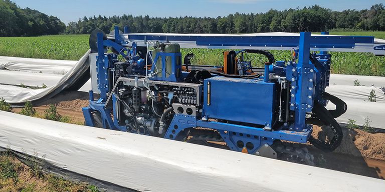 De foliehandling van de oogstrobot is vergelijkbaar met oogsthulpwagens, waarbij de folie bovenover de machine loopt.