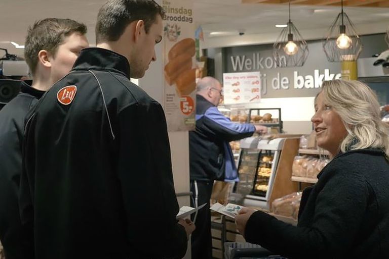 Boeren in gesprek met een consument in de supermarkt. - Foto: Theo Galama