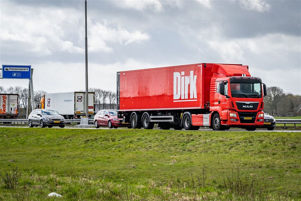 Een vrachtwagen van supermarktketen Dirk van den Broek op de A28 bij Zwolle. Foto: ANP