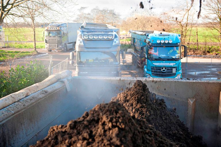 Mestverwerking Fryslân is overgenomen door Taurus MilieuTechniek. Die wil hier paardenmest gaan verwerken tot pellets. - Foto: Mark Pasveer