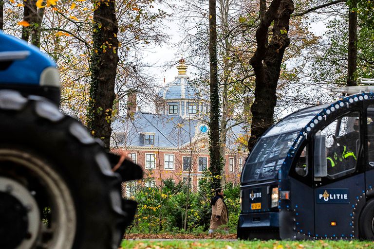 Boeren rijden langs Huis Ten Bosch. Het 'defilé' van trekkers op de Benoordenhoutseweg in Den Haag, langs paleis Huis ten Bosch ging toch door. Het aantal trekkers overtrof met 2.000 de verwachtingen, ook die van de organisatie zelf. Een bezoek aan het paleis zelf zat er niet in. - Foto: ANP