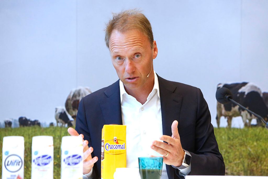 FrieslandCampina-topman Hein Schumacher wil af van de binnenlandse concurrentie tussen zuivelaars op duurzaamheid. "Ik wil concurreren op smaak. Dan kun je niet tegen elkaar worden uitgespeeld door de retail en blijven de plussen op de melkprijs in stand." -  Foto: Ton Kastermans