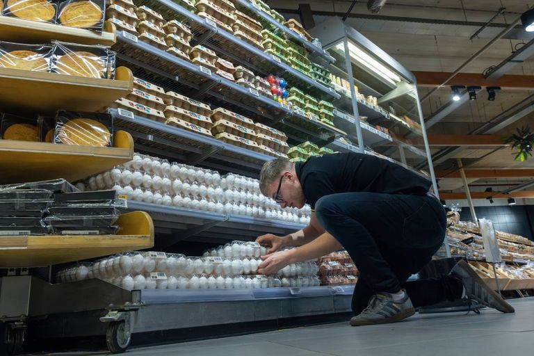 Een vol eierschap in de supermarkt. Hoe ziet dit schap eruit in 2030 als de veestapel is gekrompen? Foto: Koos Groenewold