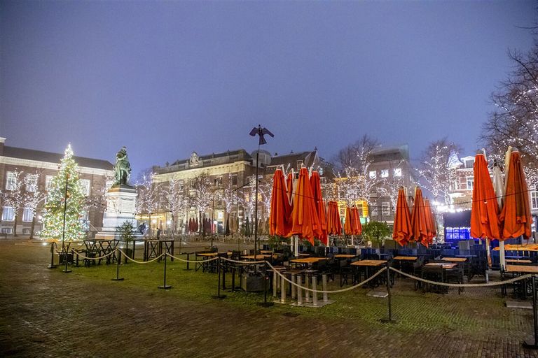 Gesloten horeca op het plein in Den Haag. Voor de horeca valt opnieuw de belangrijke omzet tijdens de kerstdagen en de jaarwisseling grotendeels weg. Foto: ANP