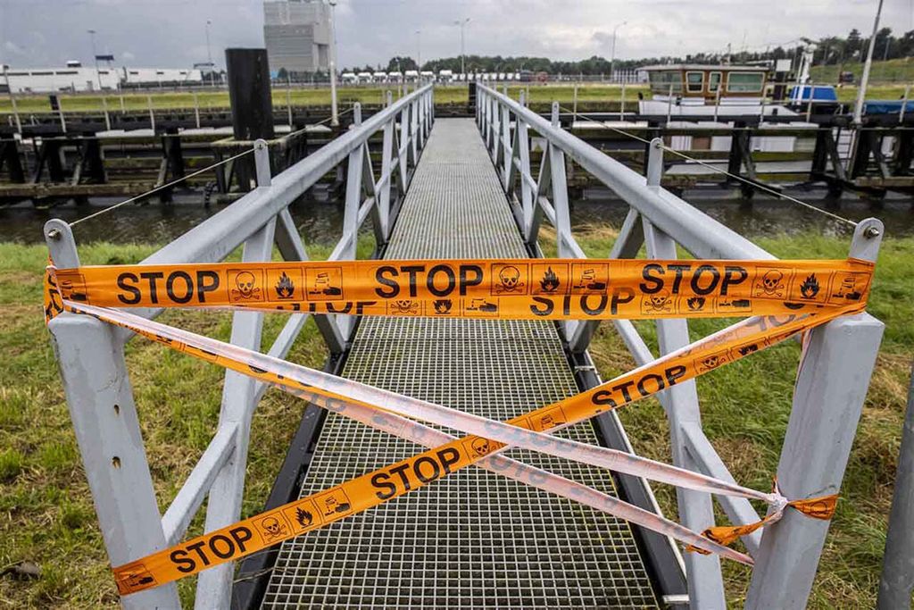 Dit schip in Zwolle is een van de drie die aan de ketting ligt vanwege fosfine in de laadruimte. De schepen vervoeren tarwe voor voerfabrikant De Heus. - Foto: ANP