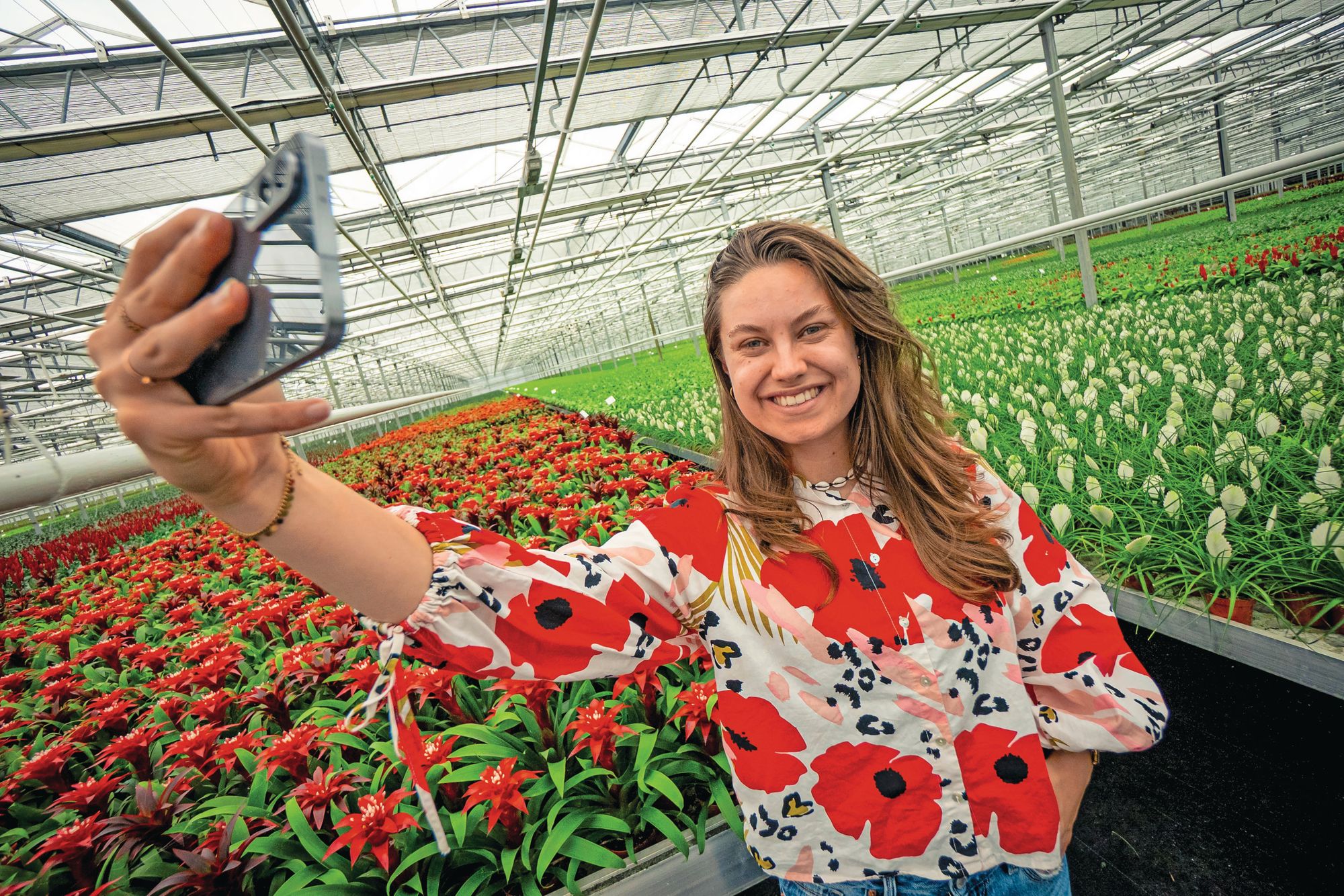 Voor het achtste jaar vloggen jongeren 's zomers vanuit de kas, met de laatste jaren meer nadruk op 'influencers'. Foto: Glastuinbouw Nederland