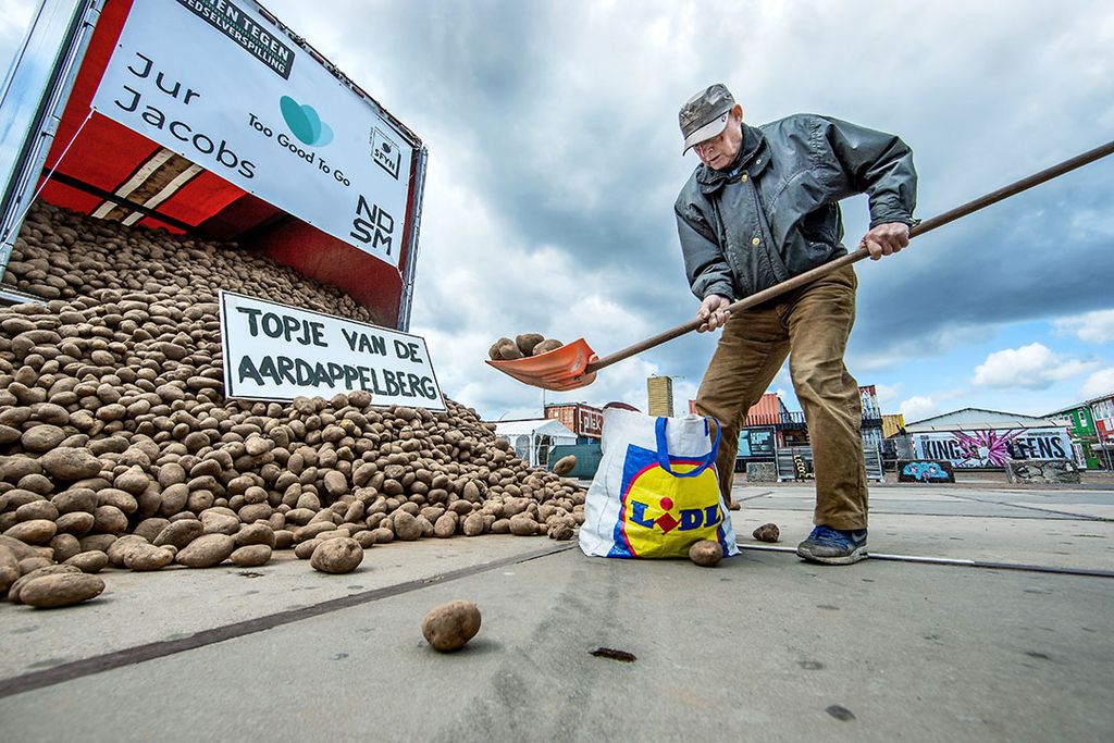 Aardappelen waren aan het begin van de coronapandemie niet te slijten door het wegvallen van de vraag vanuit horeca, festivals en export. Daarom werden er aardappelen afgeleverd in Amsterdam, waar mensen ze tegen een donatie konden meenemen. Foto: ANP