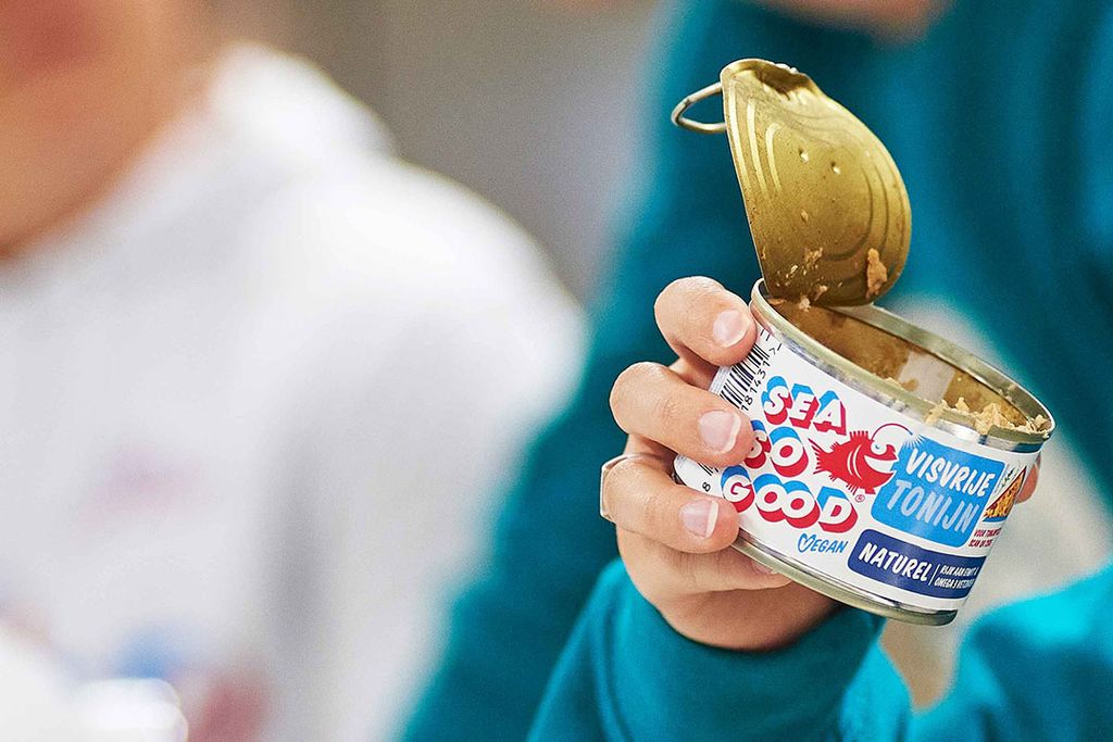 De blikjes met plantaardige tonijn van Seasogood waren onder andere te koop bij Albert Heijn en Crisp. - Foto: Van Assendelft Fotografie