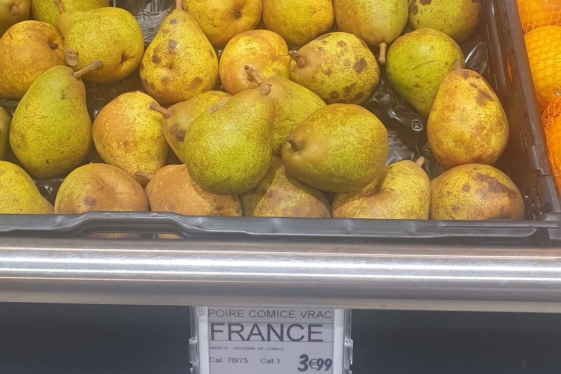 De Doyennés in de Franse supermarkt zijn te klein, hebben te veel plekken en zijn absurd hoog geprijsd. Foto: Geertje Lamboo