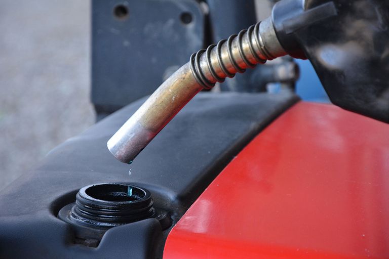 De prijs voor diesel fluctueerde nogal de laatste tijd. Een dubbeltje per liter meer of minder scheelt toch € 400 per keer. - Foto: Canva