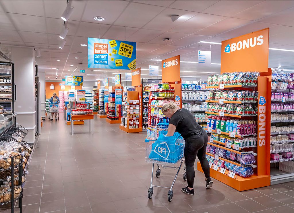 Consumenten kiezen steeds vaker voor goedkopere producten en aanbiedingen, blijkt uit onderzoek van Deloitte. - Foto: Albert Heijn,Yasmin Hargreaves