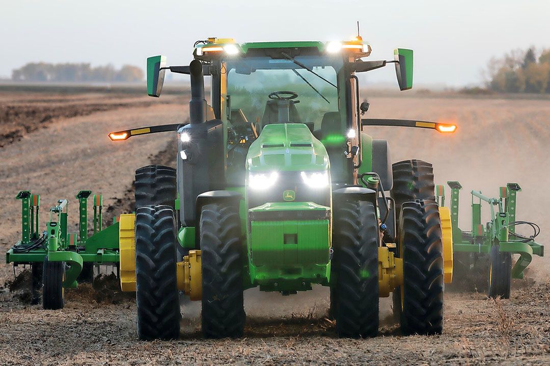 John Deere stelt op CES 2022 een autonoom werkende trekker voor. - Foto: John Deere