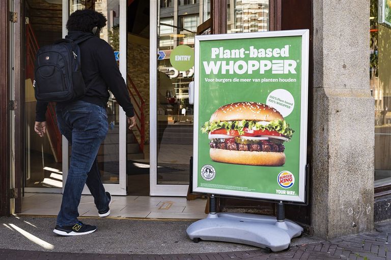 Voor het aanbod van plantaardige producten iwerkt Burger King samen met De Vegetarische Slager, dat ook de plant-based Whopper aan de fastfoodketen levert. - Foto: ANP