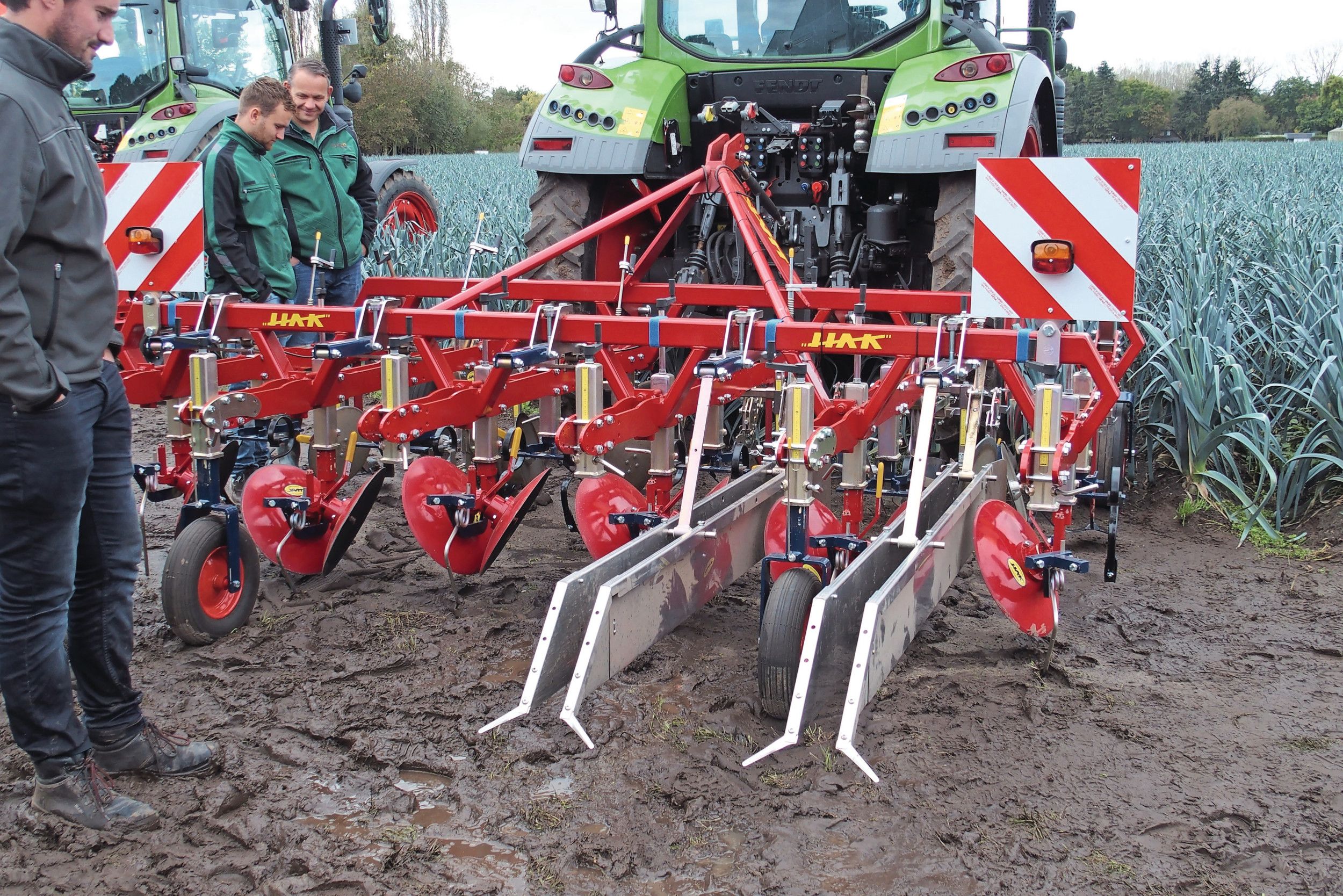 Loonbedrijf Hermans liet voor de mechanische onkruidbestrijding bij prei op ruggen een speciale HAK ruggenmachine ontwikkelen.