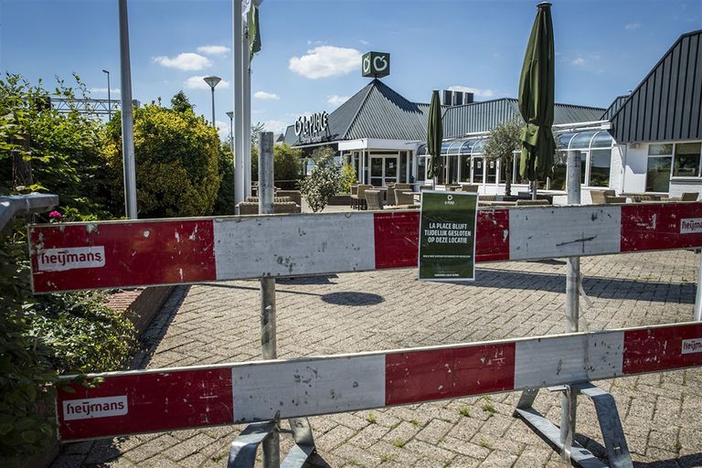 De vanwege coronacrisis gesloten vestiging van La Place aan de snelweg A1 bij Holten. Foto: ANP