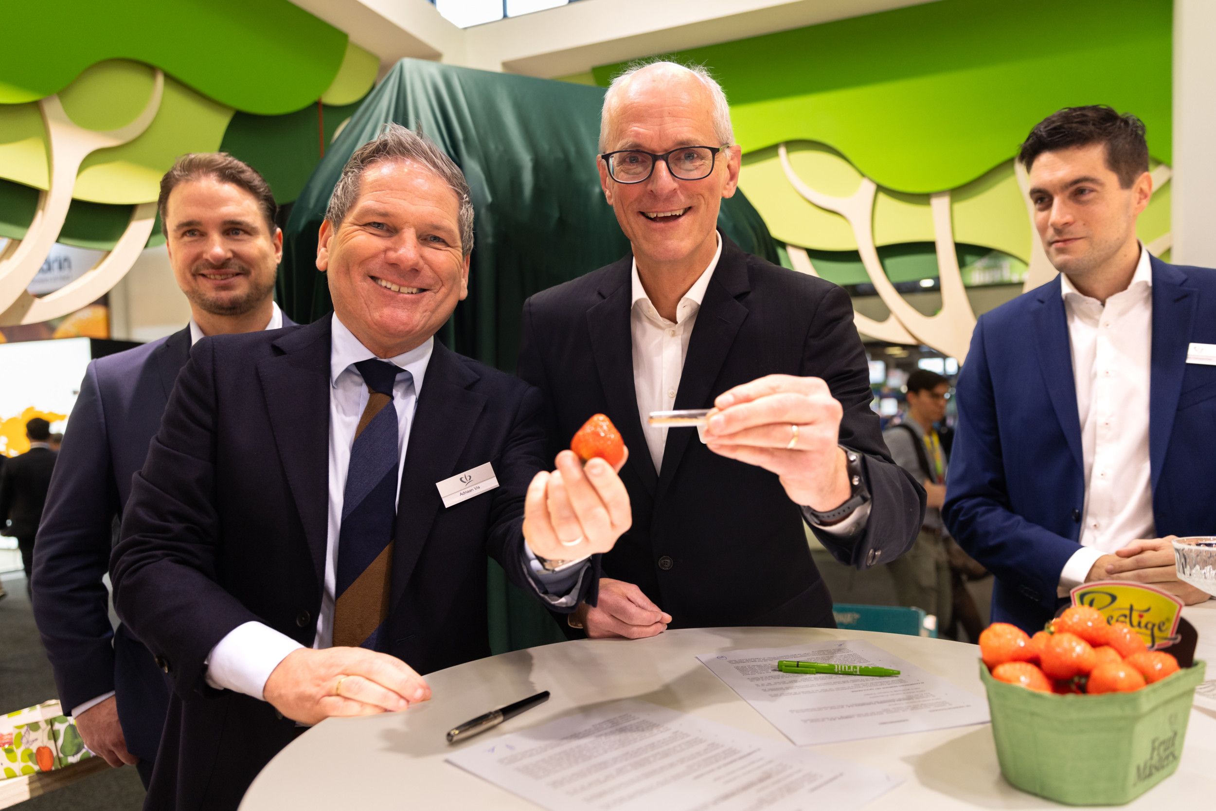 Adriaan Vis bij ondertekening samenwerking met Limgroup voor traject zaadaardbeien op Fruit Logistica 2024. Foto: FruitMasters.