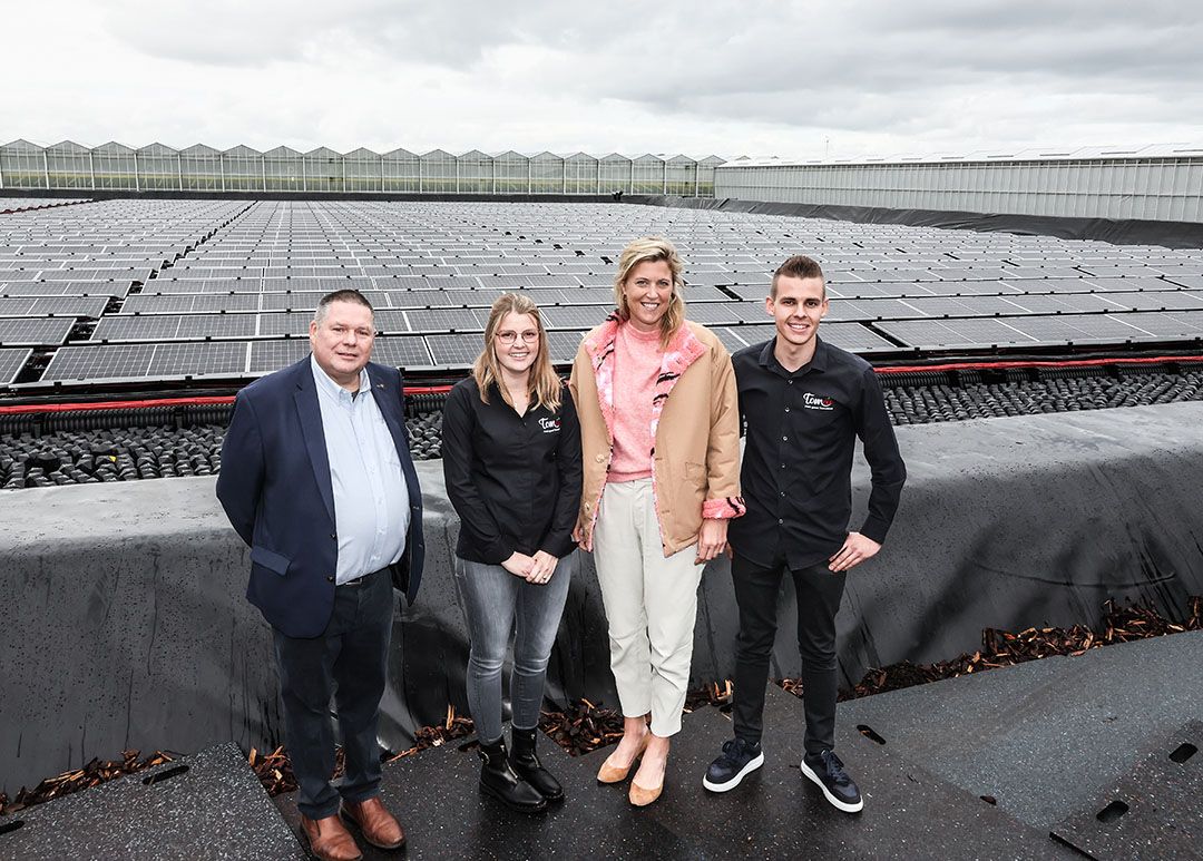 Een drijvend zonnepark levert efficiënter groene stroom op dan PV-panelen op daken. - Foto: Koen Fasseur