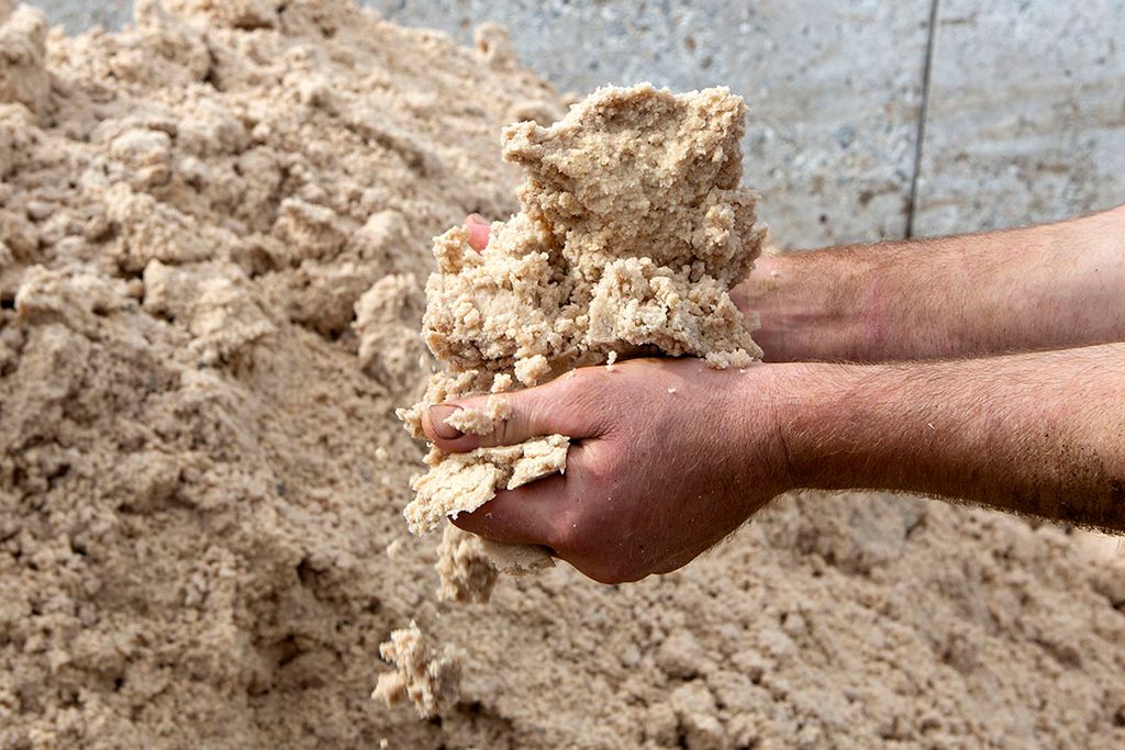 In een pilotstudie van de Vrije Universiteit in Amsterdam troffen onderzoekers microplastics aan in veevoer, vlees, melk en bloed van runderen en varkens. - Foto: Ton Kastermans Fotografie