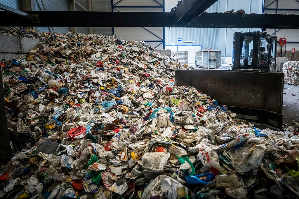 Recycling van kunstof verpakkingen. Flexibele, lastig te recyclen verpakkingenzijn  goed voor 44% van al het consumentenafval. - Foto: ANP
