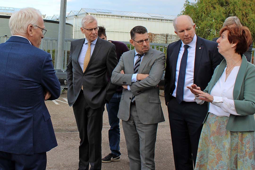 Wethouder Pieter Varekamp (2de van rechts) samen met de burgemeester van Westland Bouke Arends, staatssecretaris van Financiën Marnix van Rij en landbouwminister Piet Adema op werkbezoek bij het tuinbouwbedrijf van Annie Beekenkamp. - Foto: Ton van der Scheer