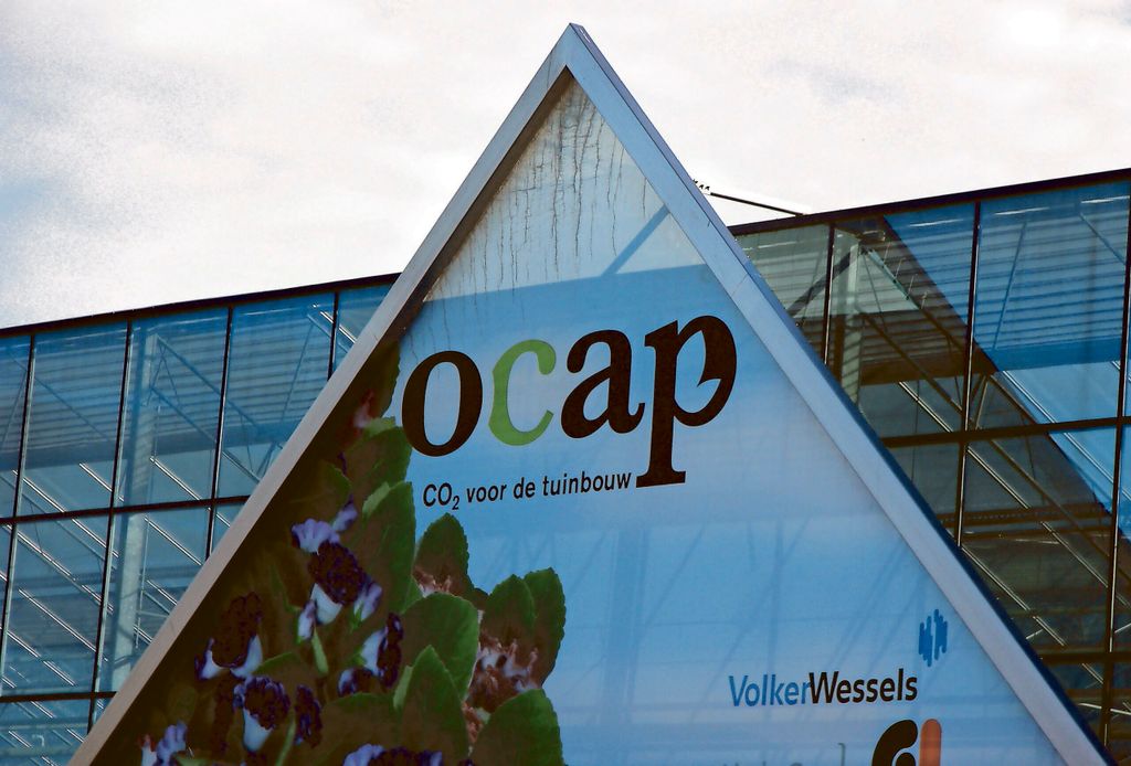 Sinds 2006 leveren industriebedrijven uit de Rotterdamse haven via de leiding vaan Ocap CO2 aan de glastuinbouw in het Westland. - foto: G&F