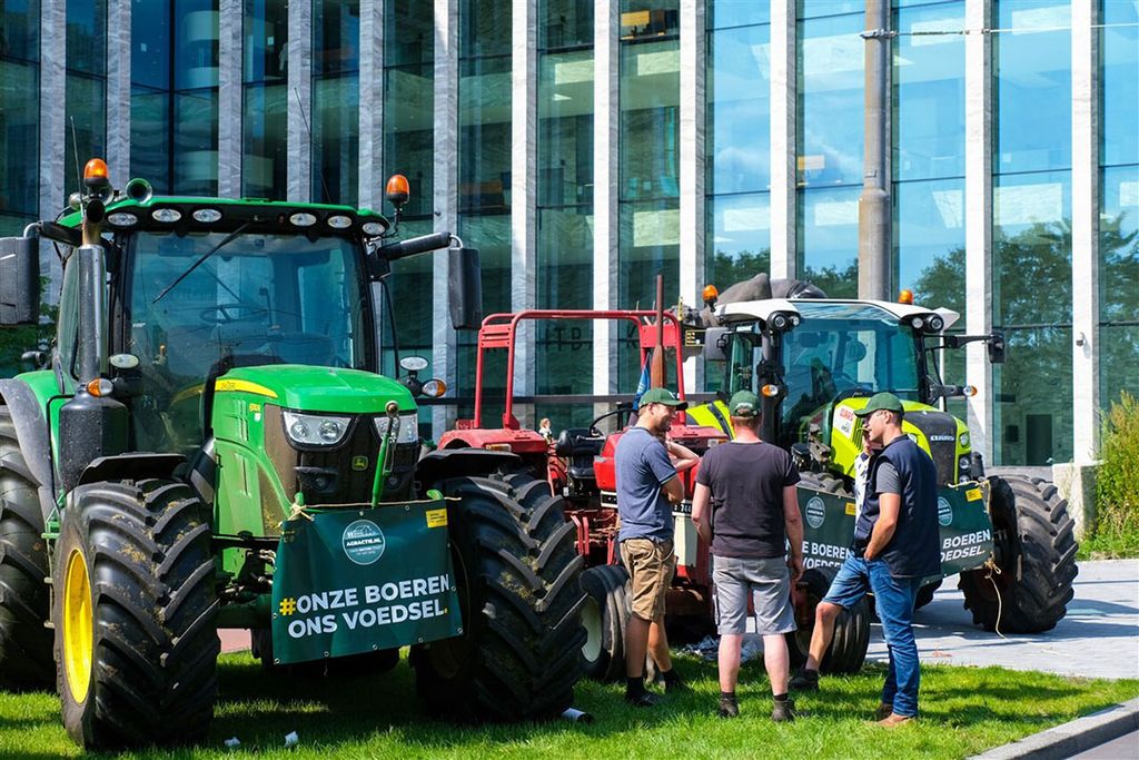 Boeren kwamen met de tractor naar de rechtbank in Amsterdam waar eerder een kort geding diende van Agractie tegen de organisatie Dier&Recht. - Foto: ANP