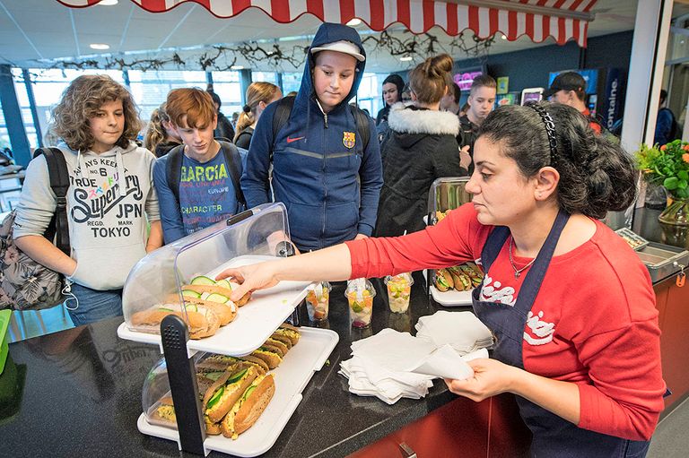 Een VMBO-school in Nijmegen won in 2018 een prijs voor gezonde schoolkantine. Partijen willen meer aandacht in het onderwijs voor gezond eten en willen dat ongezond eten duurder wordt. Foto: ANP
