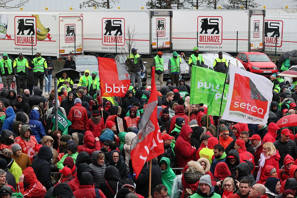 Protesten bij het distributiecentrum voor versproducten van Delhaize in Zellik. - Foto: ANP/Belga