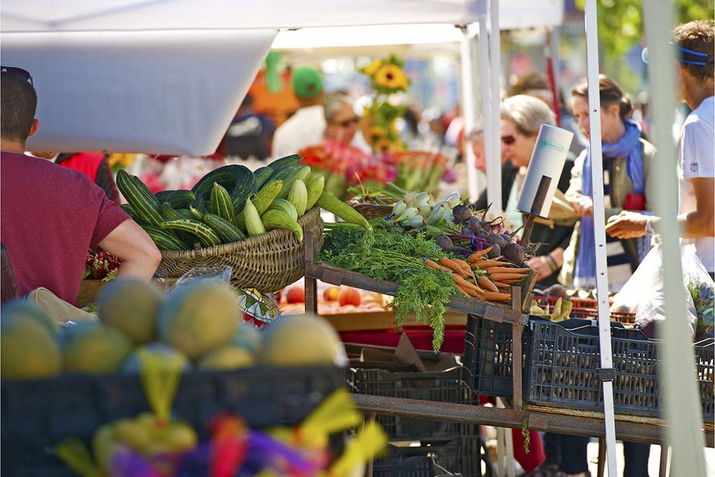 In de directe verkoop van boeren en tuinders is juist sprake van een groei met 8%. Dat afzetkanaal inclusief markten telt 26.000 verkooppunten. Foto: Canva