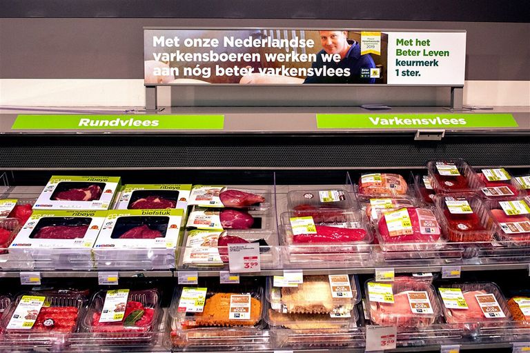 Rundvlees en varkensvlees in de schappen bij een Plus-suprmarkt. - Foto: ANP