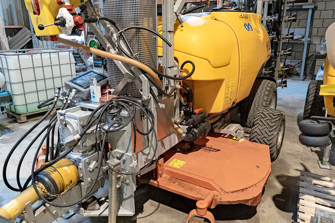 Martijn Slabbekoorn gaat vanaf dit spuitseizoen met de nieuwste versie enkelrijige spuit van spuitfabrikant Hol Spraying Systems werken. - Foto: Stadje Media