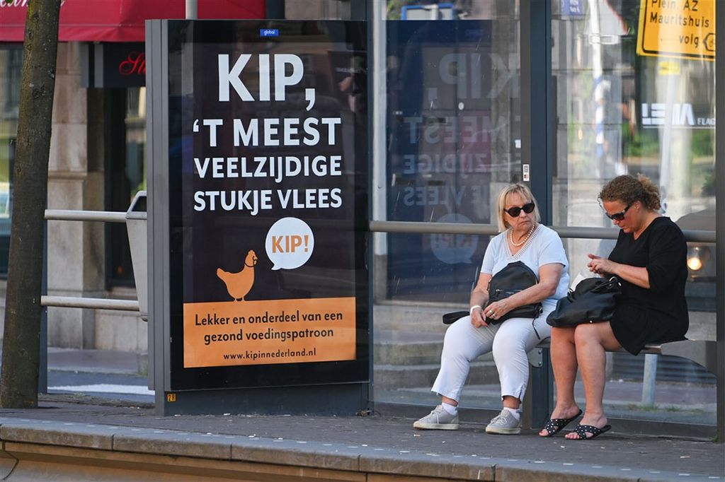 Reclame voor kippenvlees in Den Haag. Foto: ANP