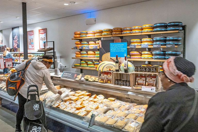 Kaasafdeling in een supermarkt. Supermarkten verkochten in oktober 2,1% minder dan vorig jaar, terwijl speciaalzaken de omzet 0,8% zagen toenemen. - Foto: Roel Dijkstra