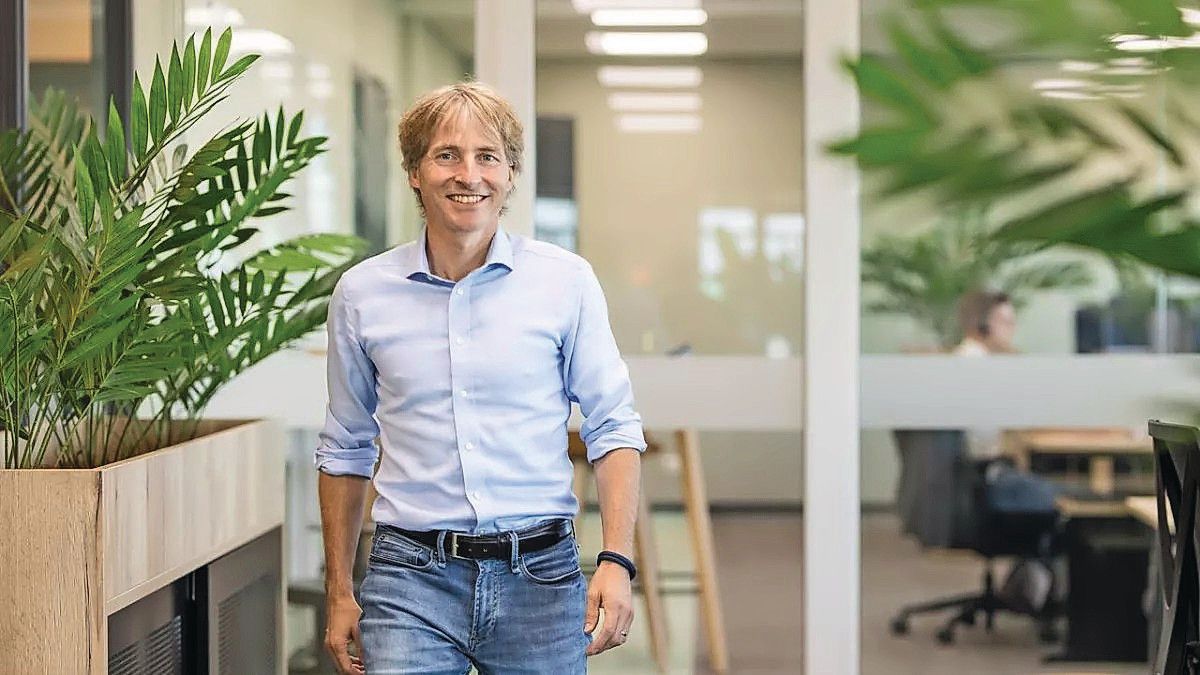Ennatuurlijk Middenmeer heeft zijn jaarverslag gepubliceerd. Dat laat zien dat het bedrijf voorlopig nog geld investeert en niet verdient in Middenmeer. “We verwachten dat we in 2025 om en nabij break even draaien en in 2026 een positief resultaat halen", zegt Alexander van Noort, directeur van Ennatuurlijk Aardwarmte. Foto: Ennatuurlijk