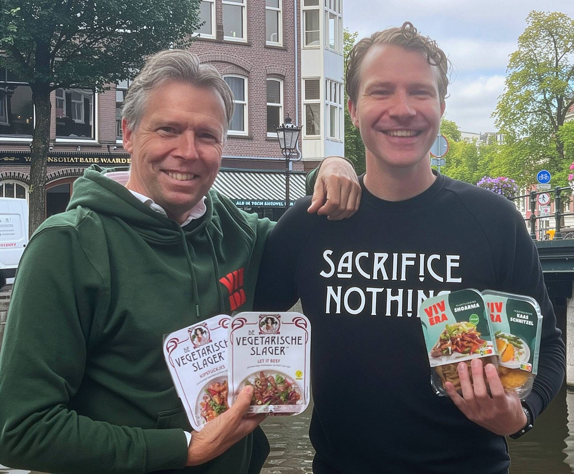 Willem van Weede (links) van Vivera samen met Rutger Roozendaal (rechts) van De Vegetarische Slager. Foto: The Vegetarian Butcher Collective