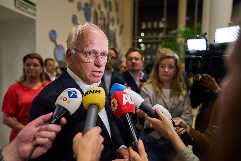 Piet Adema, minister van Landbouw, Natuur en Voedselkwaliteit, praat met de pers na afloop van het stukgelopen landbouwoverleg.  - Foto: ANP