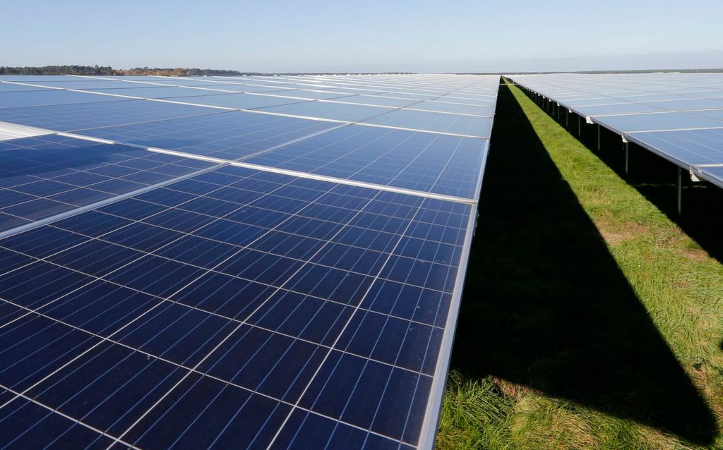 Zo groot als dit zonnepark zal het in Nederland niet worden. Dit is een beeld van het grootste zonnepark van Europa in Cestas in het zuidwesten van Frankrijk. Het park beslaat 250 hectare en heeft 1 miljoen zonnepanelen. - Foto: Reuters