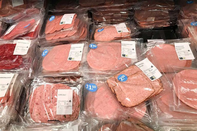 Het onderzoek ‘Superlijst Dierenwelzijn’ wordt uitgevoerd bij de supermarkten Albert Heijn, Jumbo, Lidl, Aldi, Plus, Dirk, Coop en Ekoplaza. - Foto: ANP  HH / Peter Hilz