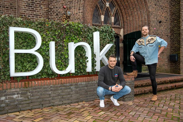 Stefan Derison (r) en Chris van Bokkem (l) voor restaurant en hotel BUNK in Amsterdam. Naast lekker eten en slapen is de maatschappelijke functie heel belangrijk voor dit concept. Foto: Cor Salverius Fotografie