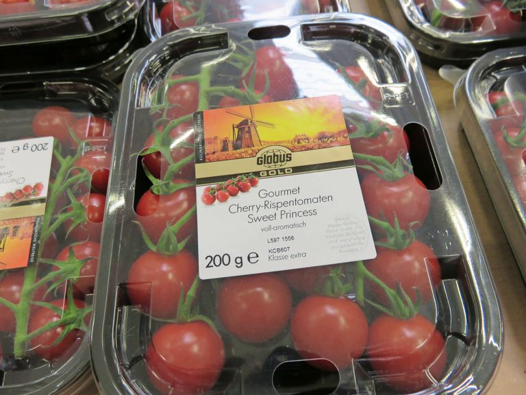 Hollandse tomaten voor de Duitse markt blijven gewoon goed verkopen. - foto: Ton van der Scheer