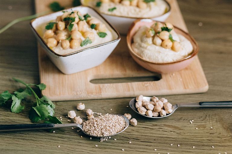 Traditionele hummus bestaat voor minimaal 70% uit kikkererwten en bevat ongeveer 15% tahin. Foto: Canva