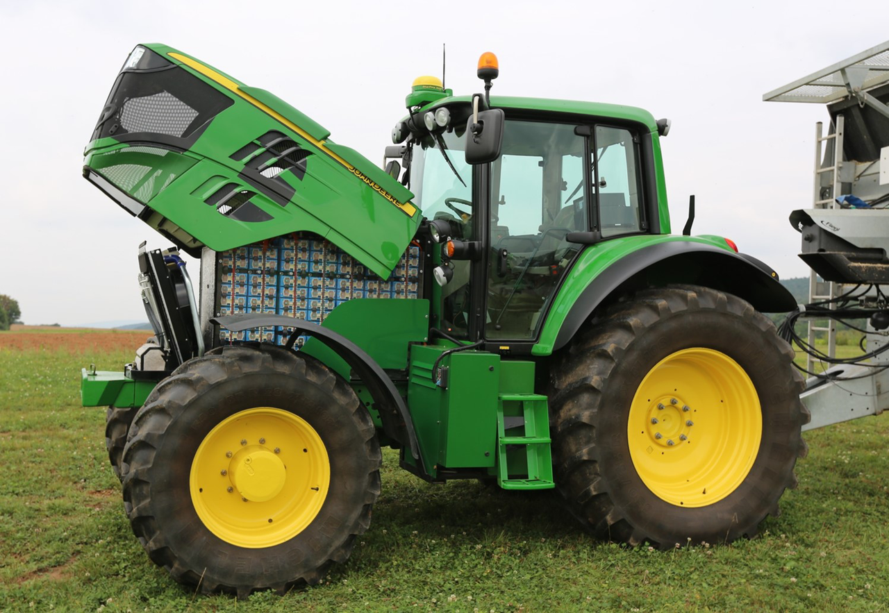 John Deere's SESAM: een 100 procent elektrische trekker waarbij motor en brandstoftank plaatsmaken voor een immens accupakket. - Foto: John Deere